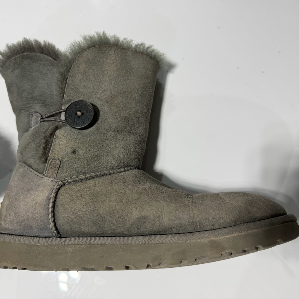 UGG Australia Bailey Button Grey Size 9